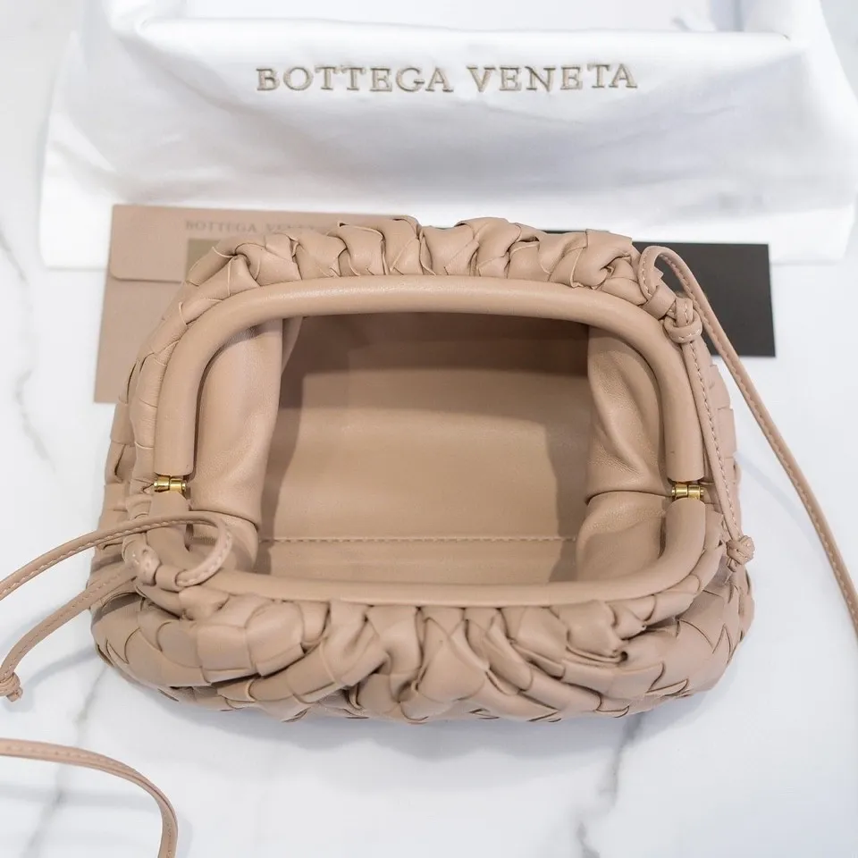 Batch 1260 Small Cloud Large Plaid Weaving The pouch Cloud bag is the first series designed by former Celine designer Daniel Lee after joining BV. The upper body is extremely ecstatic ~ fashionable and classy ~ elegant and concise, lazy and intellectual size: 23*13*8 [Little Cloud Rough Weave#]